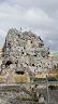 10-widok_na_gore_z_jaskiniami_wykutymi_w_skale_-_matera