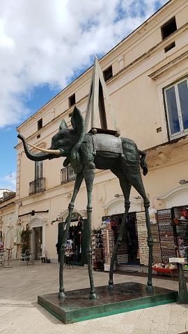 17-pomnik_slonia_na_pacu_-_piazza_vittorio_veneto_-_w_matera.jpg
