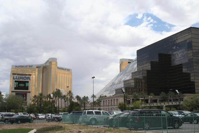 42-ogolny_widok_hoteli_-_mandalay_bay_i_luxor.jpg