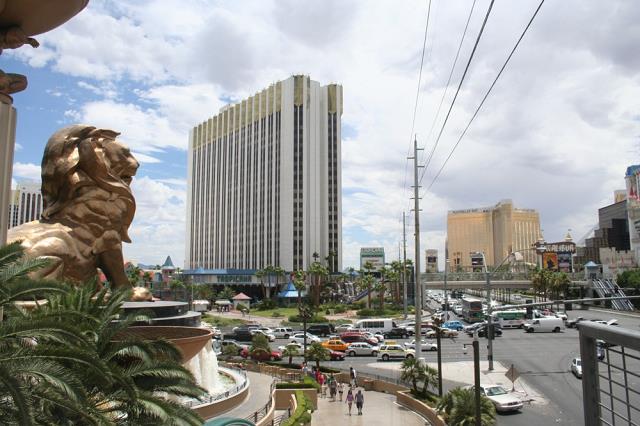 55_widok_z_hotelu_mgm_na_hotele_-_excalibur_i_mandalay_bay.jpg