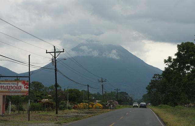 23-wjazd_do_la_fortuna-przed_nami_arenal_w_chmurach.jpg