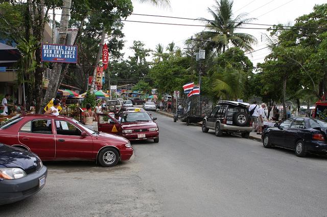 37-glowna_ulica_przy_publicznej_plazy_w_manuel_antonio.jpg