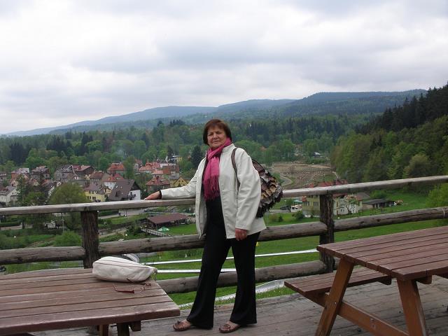 11-autorka_galerii_-_ewa_kolodziej_na_tle_polanicy_zdroju.jpg