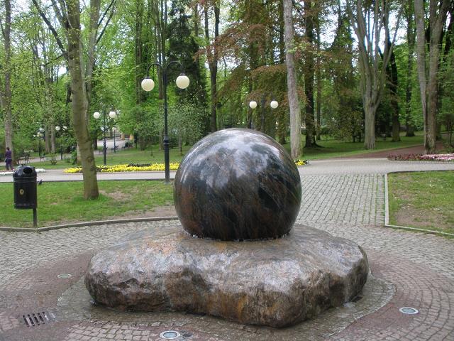 15-kamienna_kula_przed_sanatorium_wielka_pieniawa.jpg