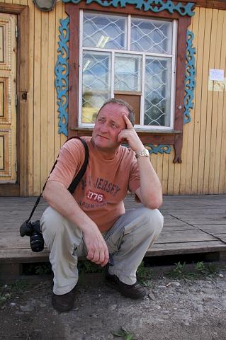 23-kazik_przed_lokalnym_sklepikiem.jpg
