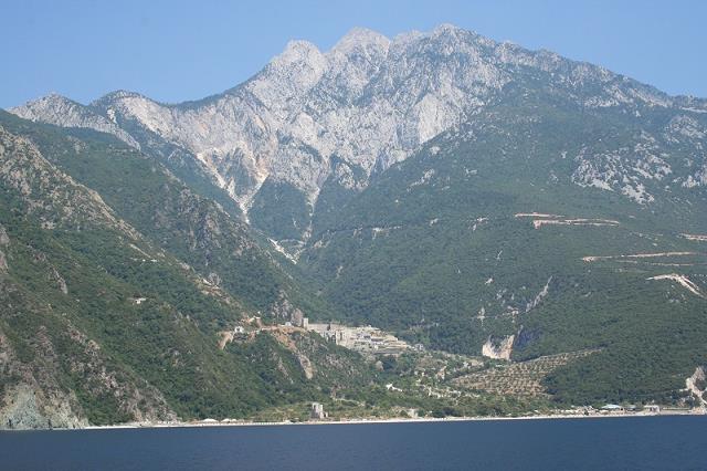53-swieta_gora_athos_z_kalsztorem_dionyssiou_u_podnoza_-chalkidiki-2008.jpg