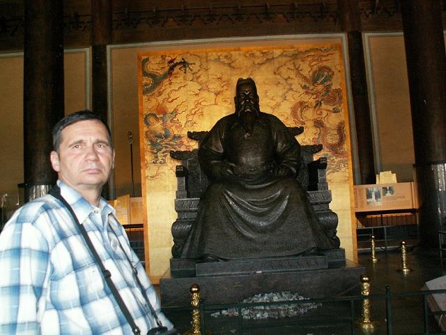 26-grobowce_dynasti_ming_pod_pekinem-posag_cesarza_yongle.jpg