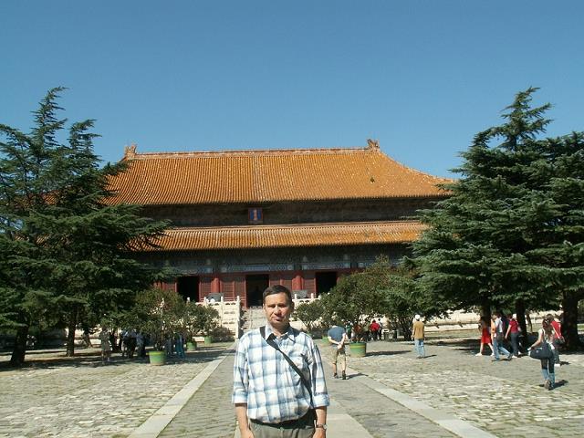 27-grobowce_dynasti_ming_pod_pekinem_-jeden_z_pawilonow.jpg