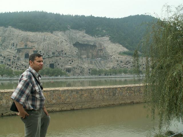 67-groty_longmen_z_zarysem_figury_buddy.jpg