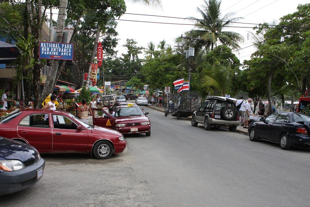 37-glowna_ulica_przy_publicznej_plazy_w_manuel_antonio.jpg