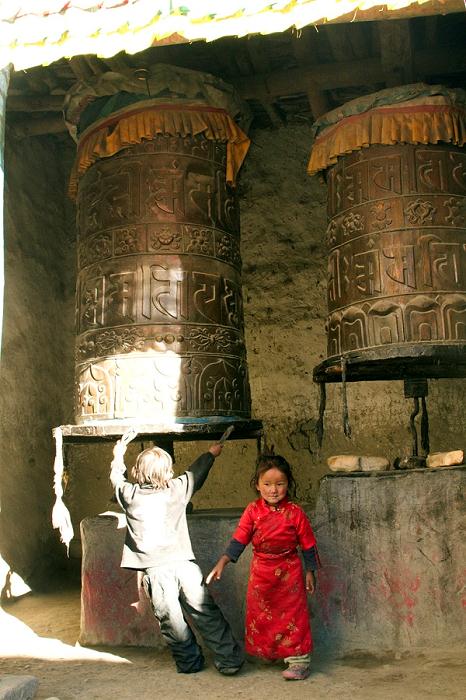 23-mlynki_modlitewne_ustawione_przed_brama_wjazdowa_do_lo_mantang.jpg