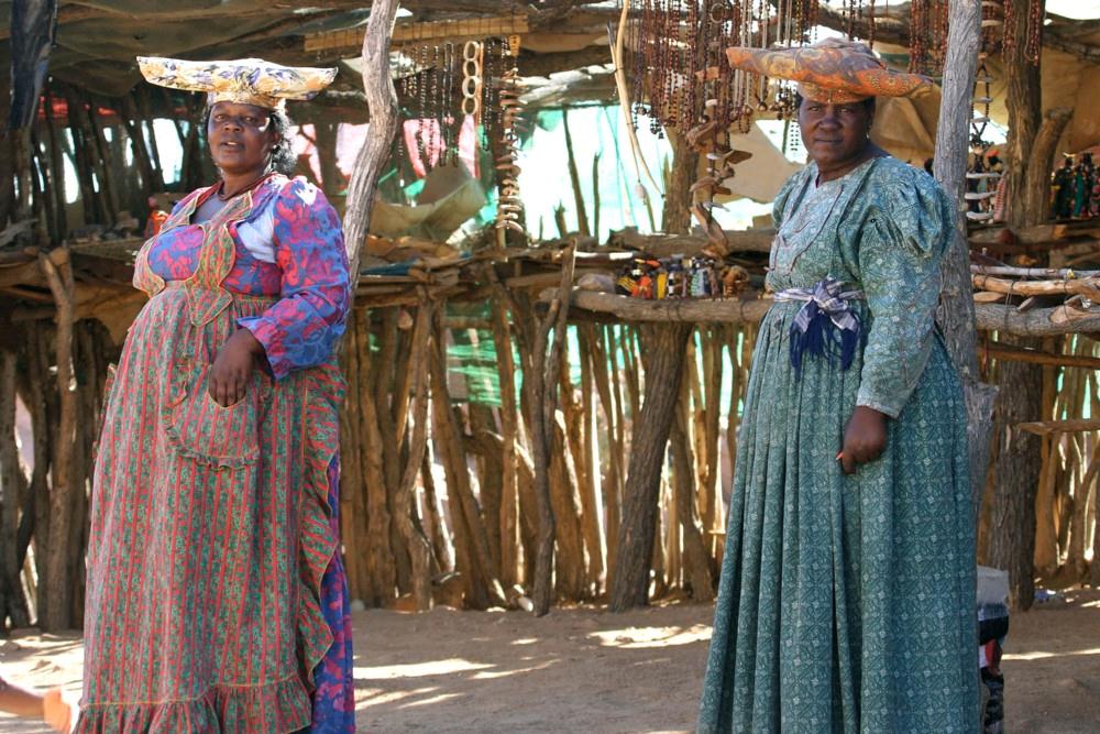 53-kobiety_herero_przy_straganie.jpg