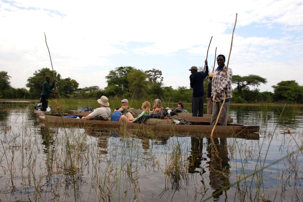 79-turysci_podczas_splywu_na_delcie_rzeki_okavango-botswana.jpg
