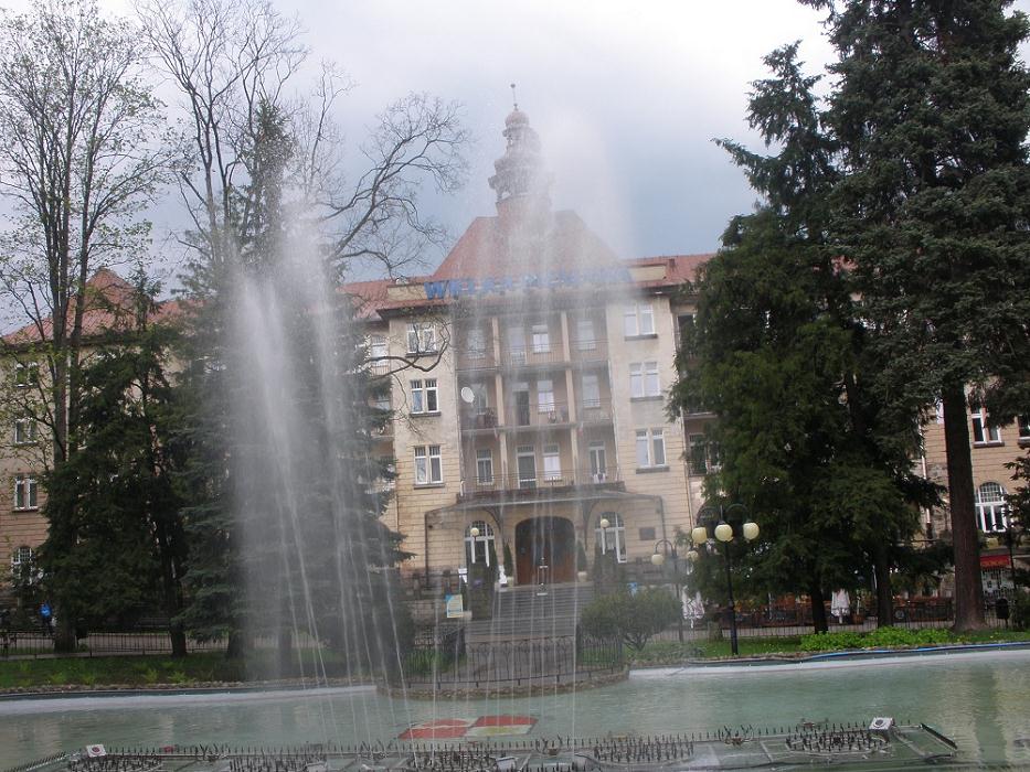 25-fontanna_-kolorowa_przed_budynkiem_sanatorium_wielka_pieniawa.jpg