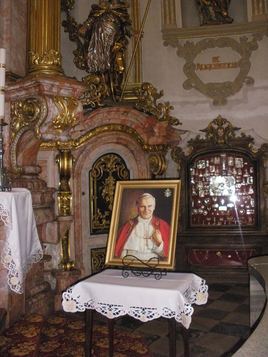 56-portret_papieza_jana_pawla_ii_przy_glownym_oltarzu.jpg