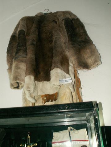 21-zbiory_ojcow_oblatow_-_stroj_kanadyjskich_indian_ze_skory_renifera.jpg