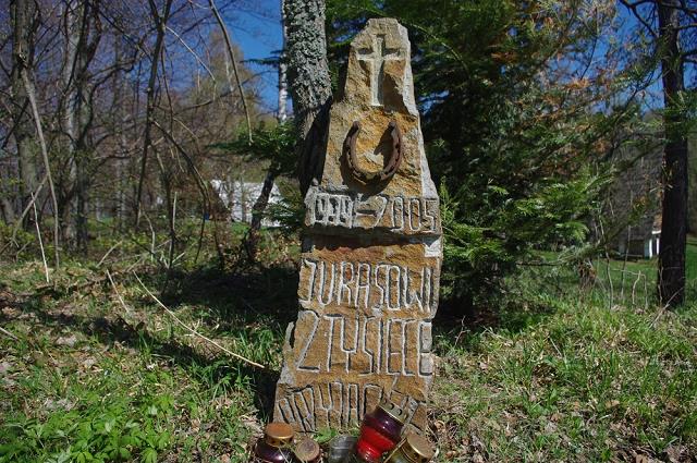 45-symbol-mogila_poswiecona_jurkowi-dwa_tysiace-otryt.jpg