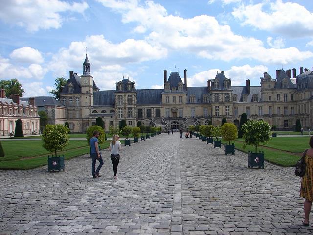 03-front_palacu_fontainebleau-lipiec_2011_-_francja.jpg