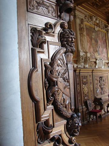 11-bogate_rzezbienia_w_drzewie.jpg