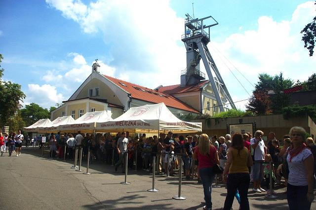 01-wieliczka_2013-kolejka_turystow_do_kas.jpg