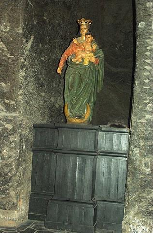 28-figurka_matki_boskiej_zwycieskiej_z_xvii_wieku.jpg