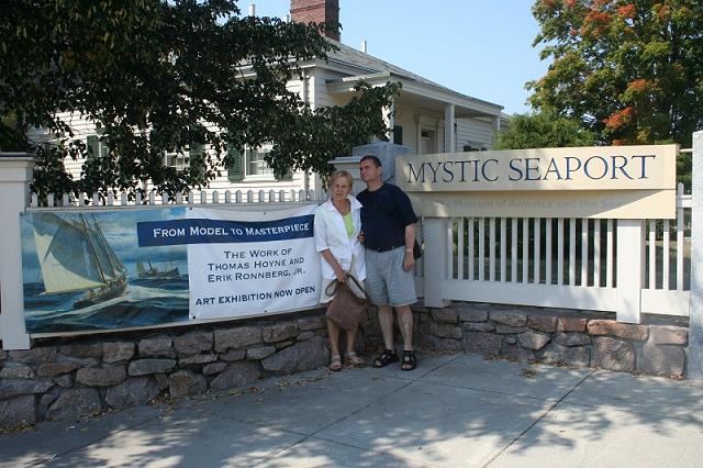 02-dorota_i_stefan_przed_wejsciem_do_muzeum_w_mystic_-_connecticut_-_usa.jpg