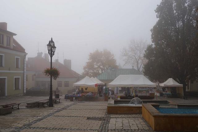 07-widok_na_maly_rynek_w_sandomierzu_-_pazdziernik_2017.jpg