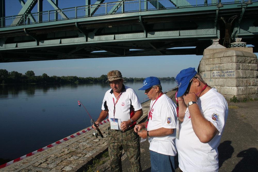 03-tadeusz_kordowski_z_sedziami_wedkarskimi.jpg