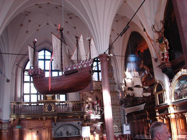 47-eksponaty_w_dworze_artusa.jpg
