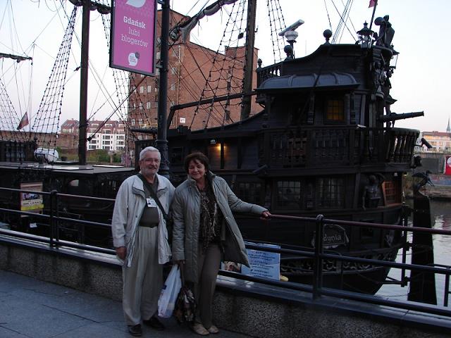 48-ewa_z_przewodnikiem_przed_statkiem_turystycznym_-gdansk.jpg