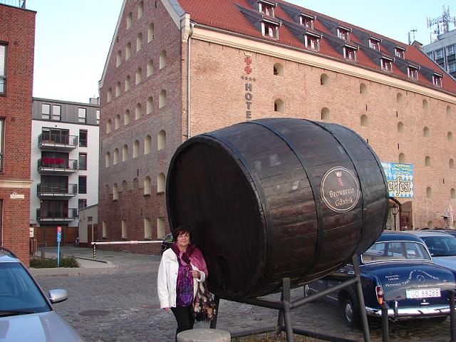 79-duuuuza_beczka_przed_hotelem_gdansk_w_gdansku.jpg