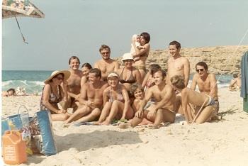 23-na_dzikiej_libijskiej_plazy-autor_trzeci_z_prawej_z_tylu-libia_-_maj_1980.jpg