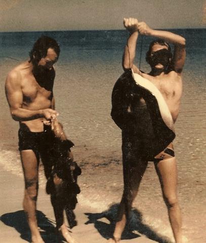 35-l_-_kazik_i_karol_z_plaszczka_-_morze_srodziemne_-libia__1979.jpg