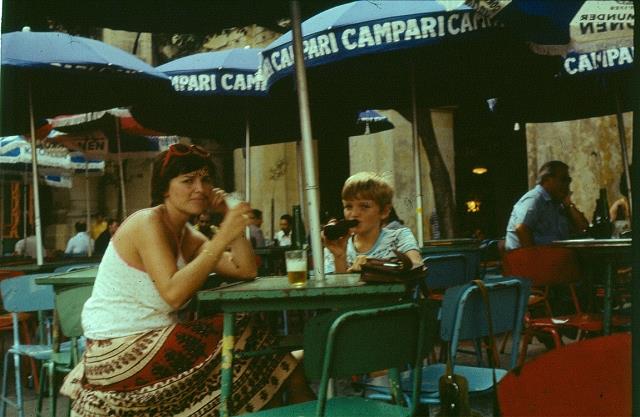 62-ewa_i_konrad_w_atenach_-_grecja_-1979-ola_w_brzuszku_mamy.jpg