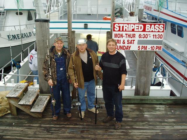 12-przed_rejsem_na_striped_bass-l-jozek-wojtek-jozek10-30-2004.jpg