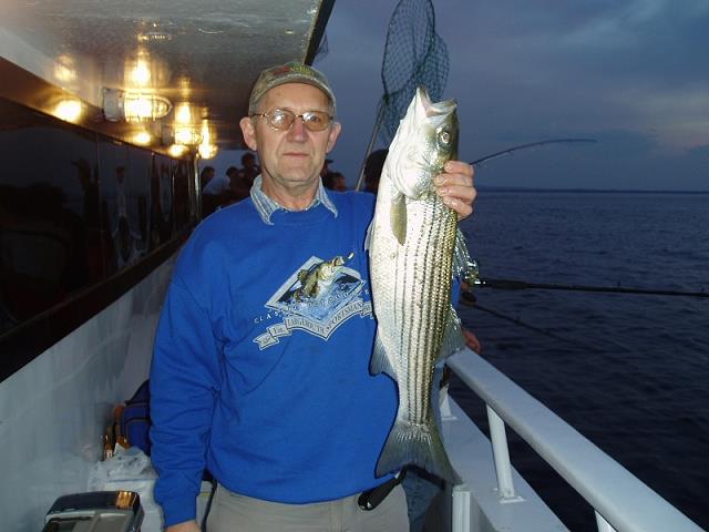 19-jozek_kolodziej_ze_swoim_striped_bass-5-06-2006-ocean_atlantycki-nj.jpg