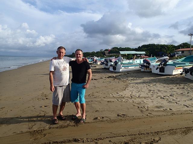 01-wojtek_i_jozek_na_plazy_w_arenal_-_pedasi-listopad_2013.jpg