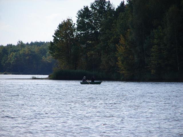 07-po_drugiej_stronie_wedkowanie_z_lodki-pazdziernik_2012.jpg