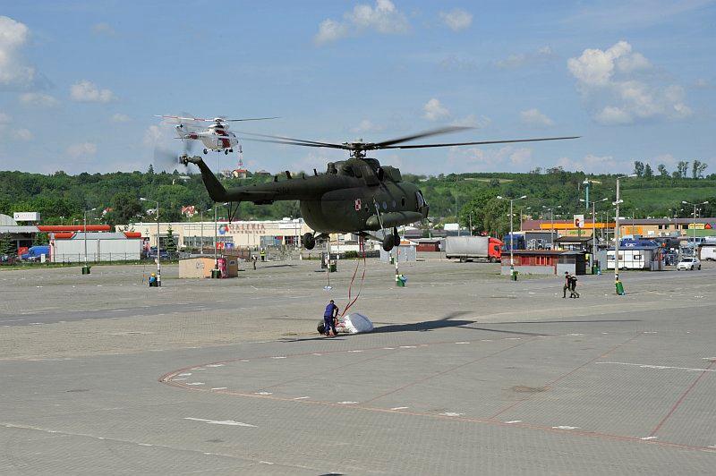 05-most_powietrzny_z_obroncami_huty.jpg