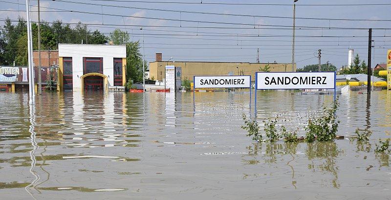 33-lwobrzezny_sandomierz_pod_woda.jpg