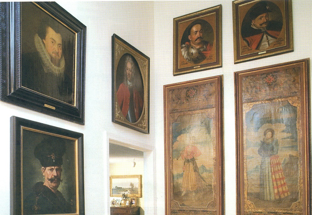 Z prawej -2 kurdybany z poczatku XVIII w-portrety malowane na skorze ze zloconym ornamentem
