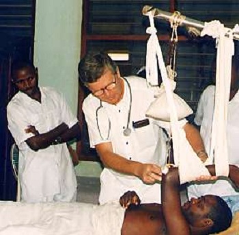 Doktor Ryszard Jankiewicz w szpitalu w Tanzani