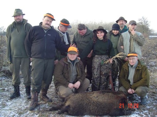 02-Koledzy mysliwi z kola Ostoja w otoczeniu Diany-po jej prawej stronie stoi maz-Andrzej.jpg