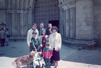 03-Przed Kosciolem w Awila-od lewej-Tadeusz-Jozek-Juan-Wanda-Irena i dzieci-Wojtek, Tatiana, Ania i Teresa.jpg