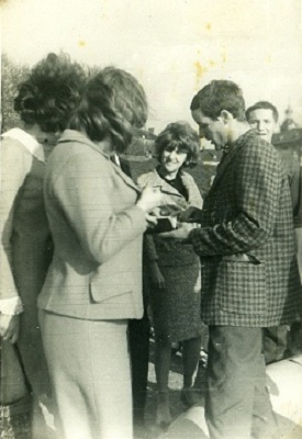 01-Goscie-w glebi Hania Miska a z prawej - Jacek Kolodziej-30 kwiecien 1966