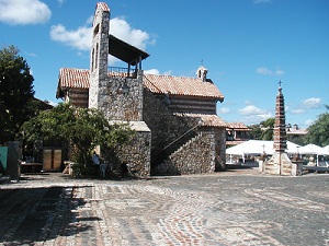 Altos De Chavon-Kosciolek z postacia sw Stanislawa Kostk