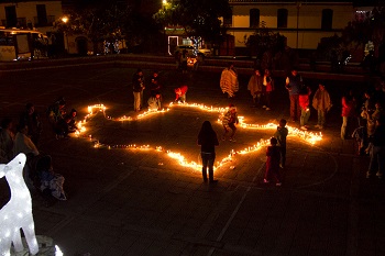 03-Na centralnym placu z palacych swiec ulozono mape Kolumbii.