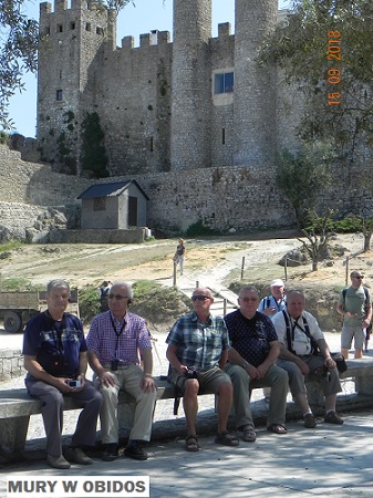 Grupa uczestnikow wycieczki w Obidos