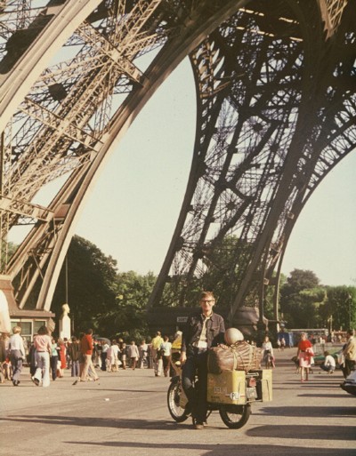 08-Marek w Paryzu-przy Wiezy Eiffla-1973.jpg