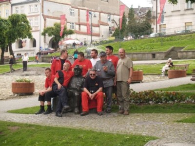 02-Przemyski Rynek-dwoch Szwejkow i nasi goscie